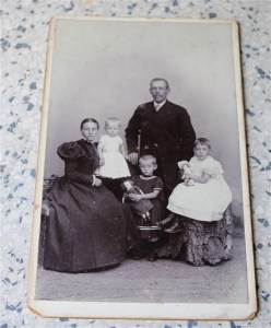 oude foto op karton gezin 18078